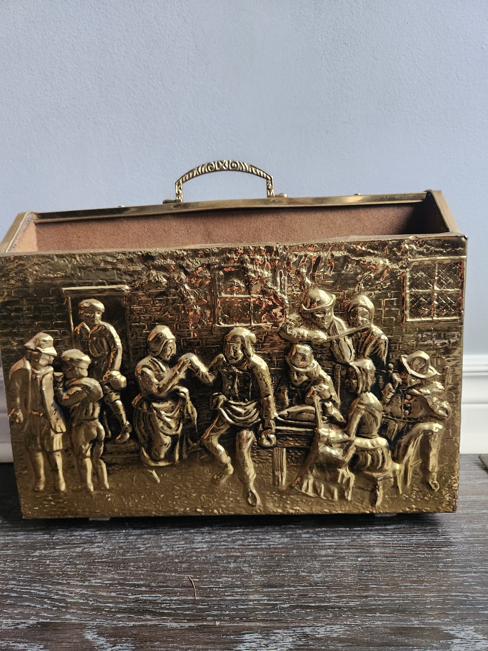 porte-revues vintage en laiton repoussé avec décor de scène de taverne